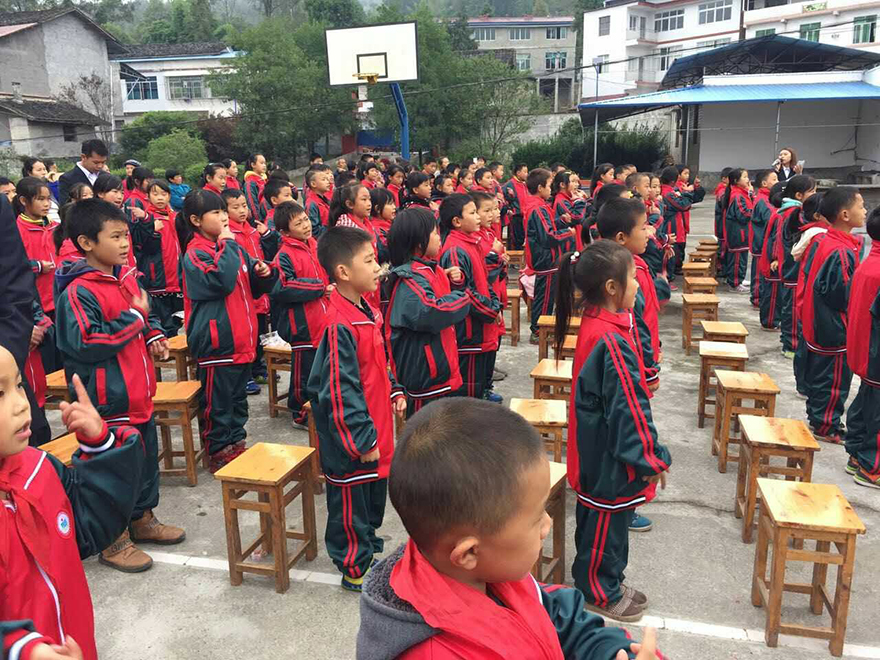 贫困山区小学校服定制